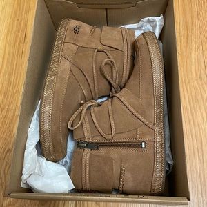 NWT UGG Reid Mocassin Boots, Size 7